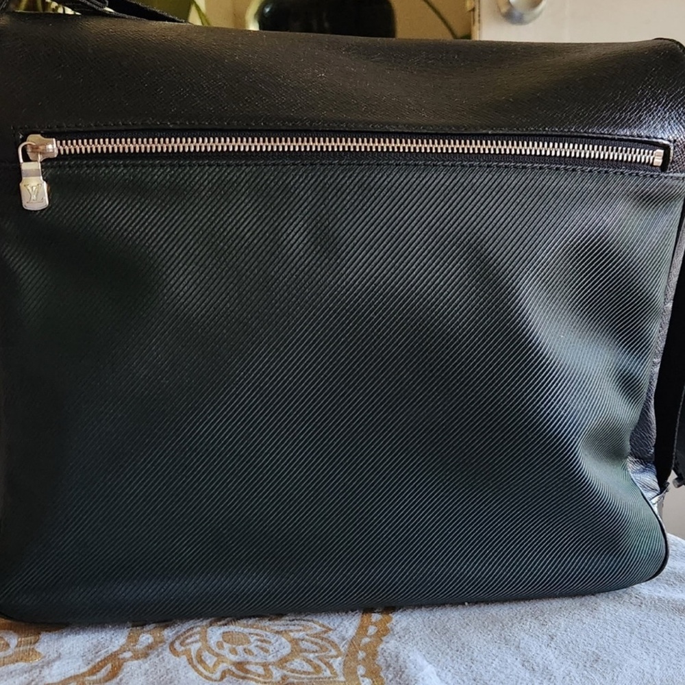 Louis Vuitton Elegant Black Messenger Bag - Picture 6 of 11